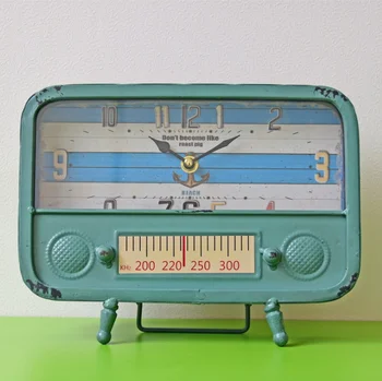 Europeia nostálgico rádio retro tipo de ferro de pêndulo, relógio de mesa